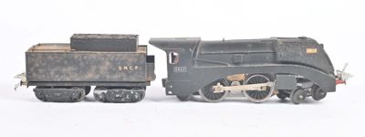 un petit train posé sur une surface blanche