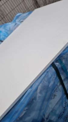 un morceau de papier blanc posé sur un sac en plastique bleu