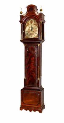 une horloge de parquet qui se trouve au milieu de la pièce