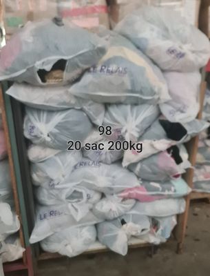 Environ 200 kg de vêtements de seconde main en sacs, avec un…
