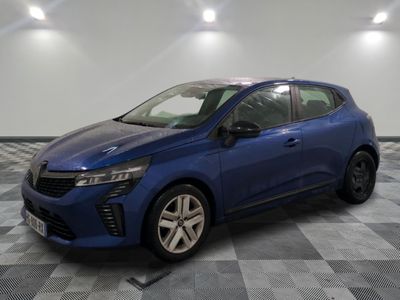 une voiture bleue garée dans un garage au sol en damier