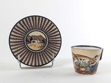 une tasse et une assiette posées l'une à côté de l'autre sur une table