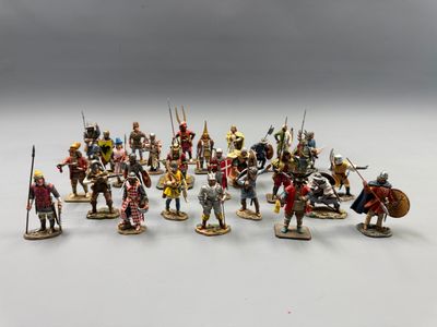 un ensemble de figurines représentant des soldats armés de lances et de boucliers