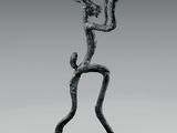 une image d'une statue en bronze représentant une femme tenant un oiseau