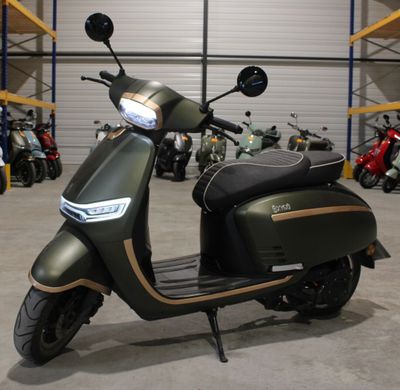 un scooter garé dans un garage