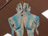 un objet en verre bleu et blanc suspendu au plafond