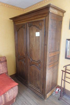 une photo d'un salon avec un canapé et une armoire