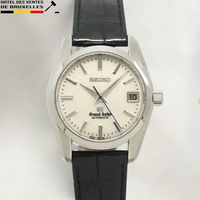 Gros plan sur une montre-bracelet à cadran blanc