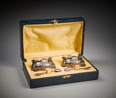 lot de deux théières et cuillères plaquées argent, présentées dans un coffret noir
