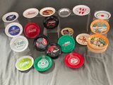 tout un tas d'assiettes en plastique de différents types sur une table