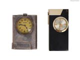 une petite horloge et un briquet posés l'un à côté de l'autre