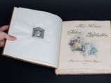 une personne tenant un livre sur lequel figure un dessin