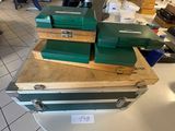 une pile de cartons posée sur une table dans une pièce
