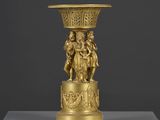 une image représentant un vase en or orné d'un homme et d'une femme