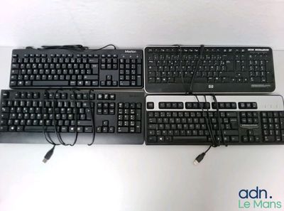 deux claviers et une souris posés sur une table