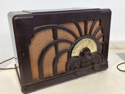 une vieille radio posée sur une table