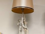 une lampe posée sur une étagère à côté d'une autre lampe
