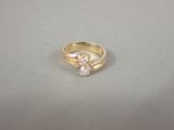 l'image d'une bague en or ornée d'un diamant