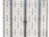 un grand écran métallique orné de motifs circulaires