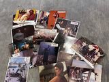 beaucoup de photos par terre dans une pièce