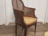 une chaise en osier dans un coin de la pièce