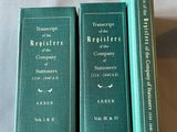 deux livres verts posés l'un sur l'autre sur une table