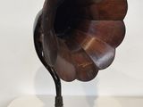 un vieux gramophone posé sur un support et muni d'un cordon