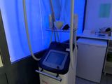 une machine qui se trouve dans une pièce éclairée par une lumière bleue