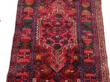 un tapis rouge et bleu à motifs