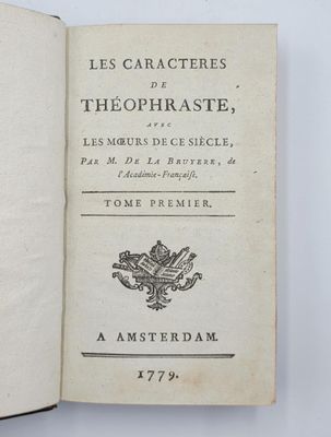 un livre ouvert avec l'image d'un oiseau dessus