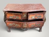 une petite commode en bois avec un plateau en marbre