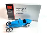 une petite voiture bleue posée devant une boîte