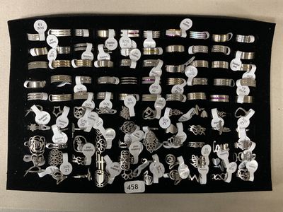 une photo présentant une sélection de bagues et de bracelets