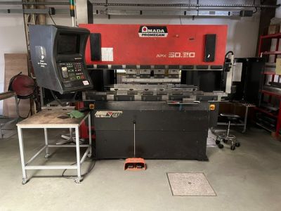 une grande machine installée dans une pièce