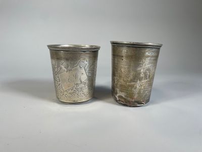 paire de verres à shot anciens en métal argenté, ornés de motifs gravés