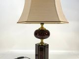 une photo d'une lampe de table surmontée d'un abat-jour marron