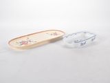deux morceaux de verre ornés d'un motif floral, posés sur une surface blanche