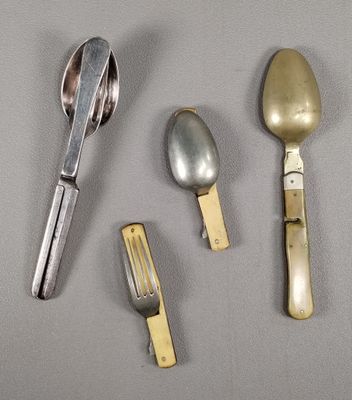 trois cuillères, une fourchette et un couteau sur une table
