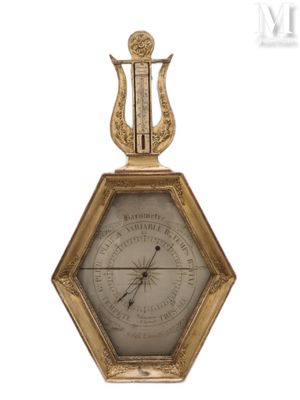 une horloge en or surmontée d'une harpe