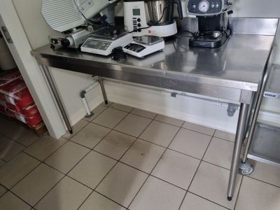 un plan de travail de cuisine sur lequel se trouvent une cafetière et un grille-pain
