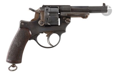 un vieux revolver avec un canon en bois sur fond blanc