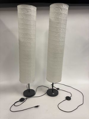 une paire de lampes en papier blanc avec des pieds noirs et des pieds noirs