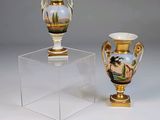 deux vases posés sur un socle transparent