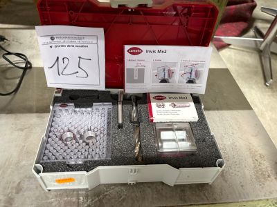 une boîte à outils rouge avec des outils sur une table