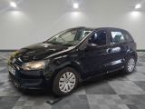 la voiture noire est garée dans le garage sur le sol en damier