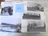 un livre ouvert dont les pages sont illustrées de trains