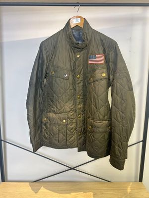 La veste est suspendue à un porte-manteau dans la pièce.