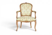 FAUTEUILS (paire de) cabriolets en bois naturel mouluré et s… (photo 4)
