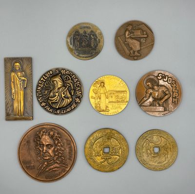 plusieurs types de pièces de monnaie sur une surface blanche avec un fond bleu
