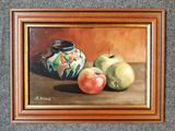 un tableau représentant deux pommes et un vase posés sur une table